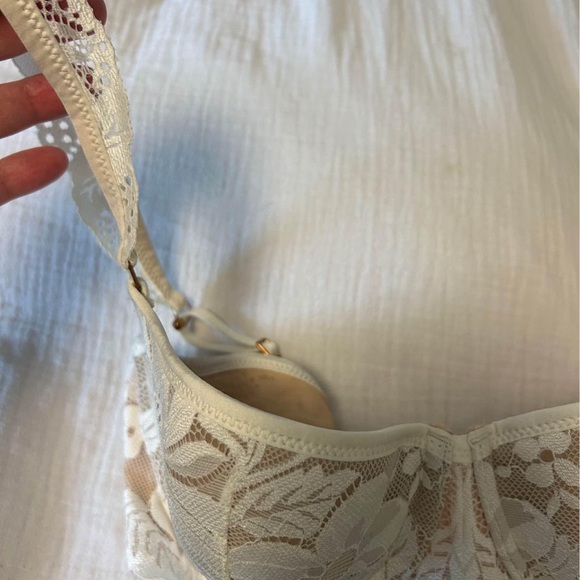 Bras 34C. Smoke free, very clean home. NWOT - Picture 3 of 5